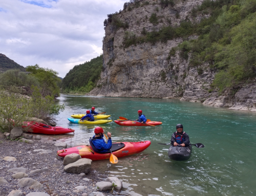Básico de kayak en aguas bravas